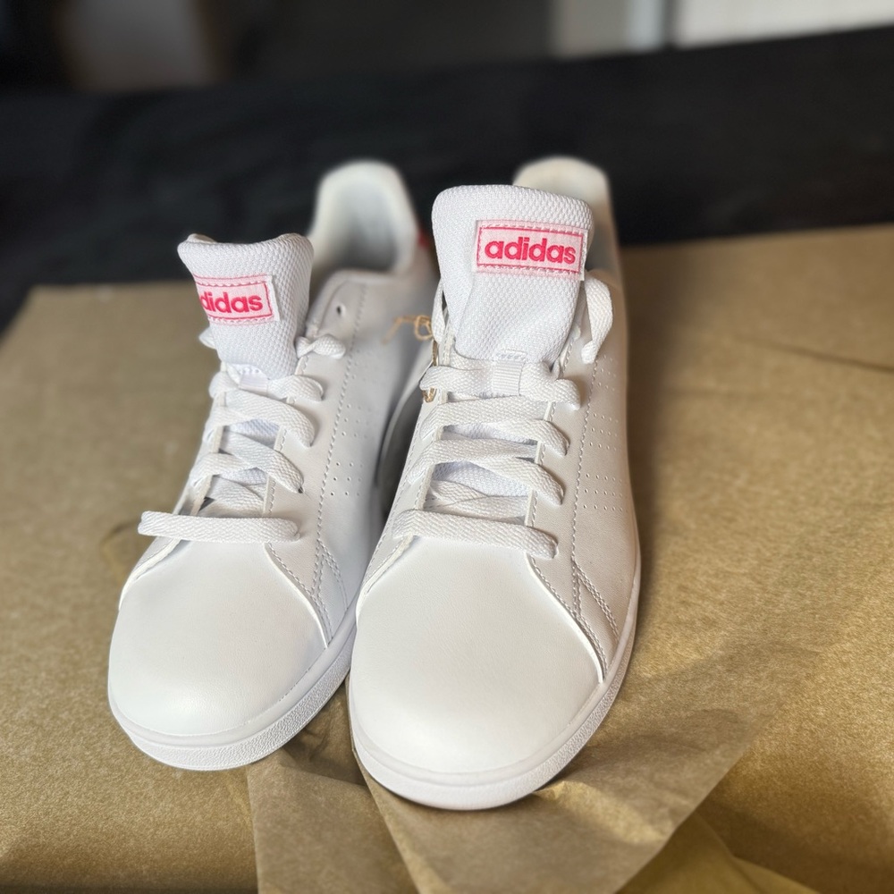 Adidas bright Pink/white unisex. 6.5 unisex size. Size 8 women. New with tags :)